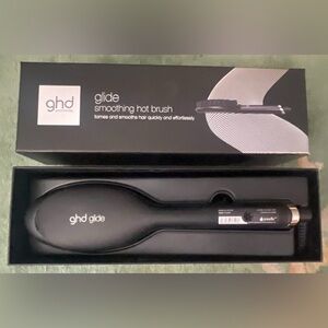 GHD glide smoothing hot brush